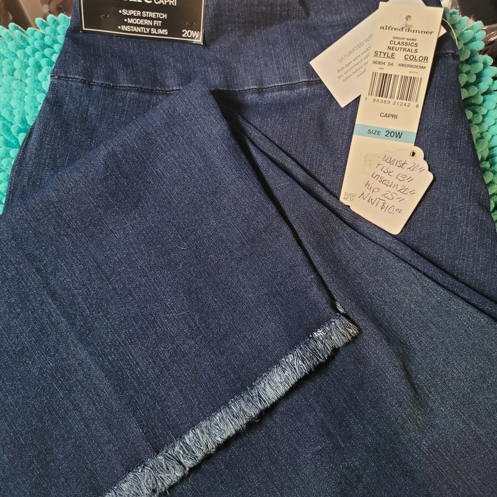 Alfred Dunner Women's Navy Crop Jeans
